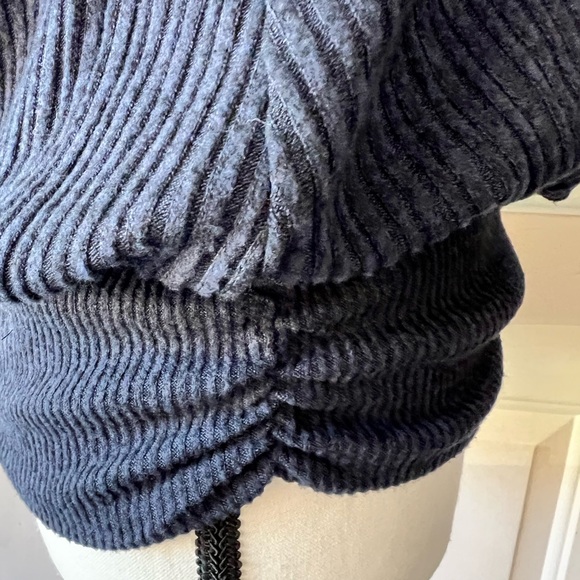 Democracy size M mock turtleneck with gathered band at hips. Ribbed navy blue - Picture 6 of 8